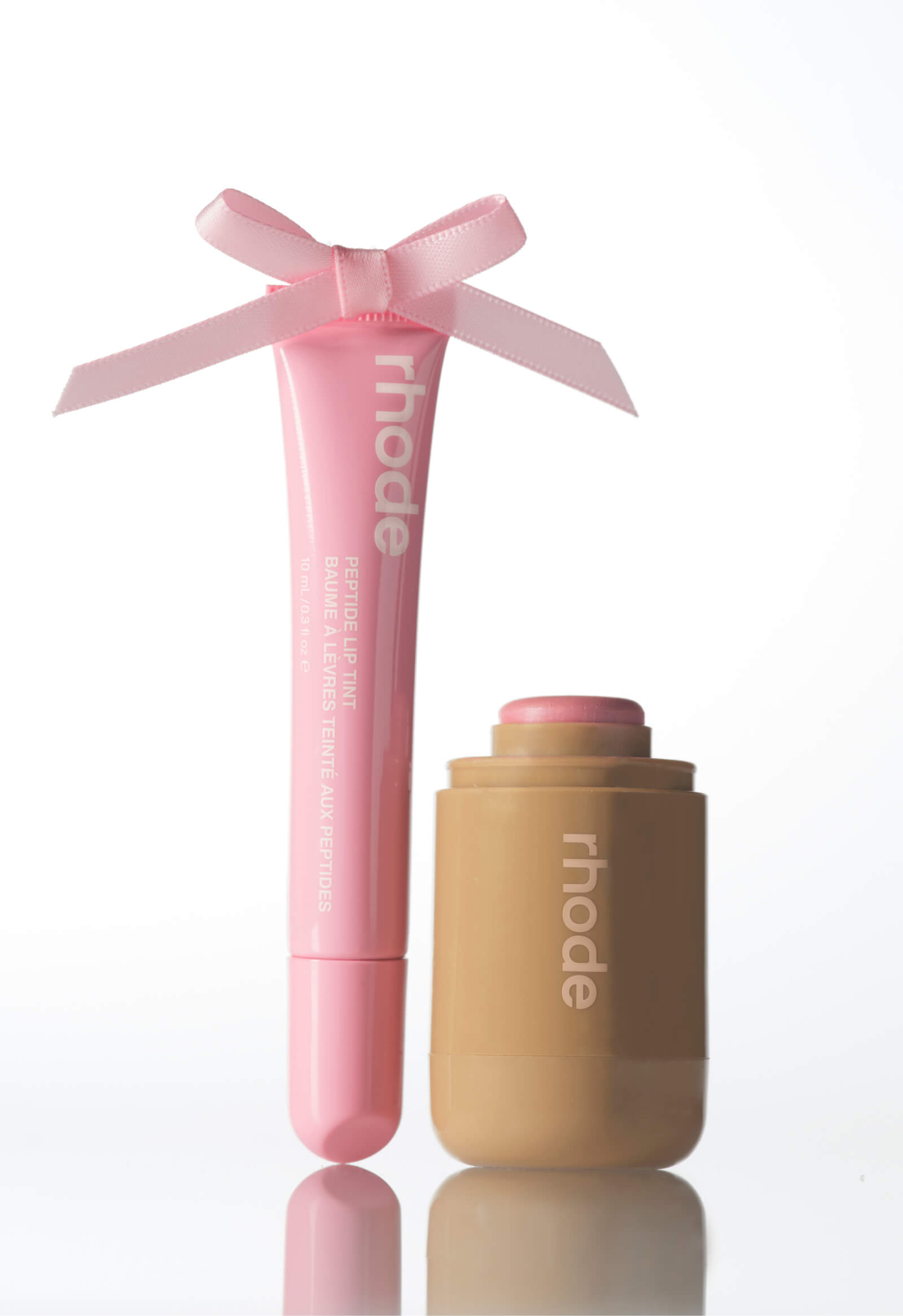 Alternative view of the duos piggy + ribbon